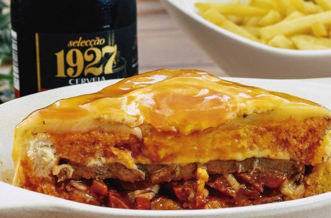 Francesinha do That Burguer com ovo e molho
