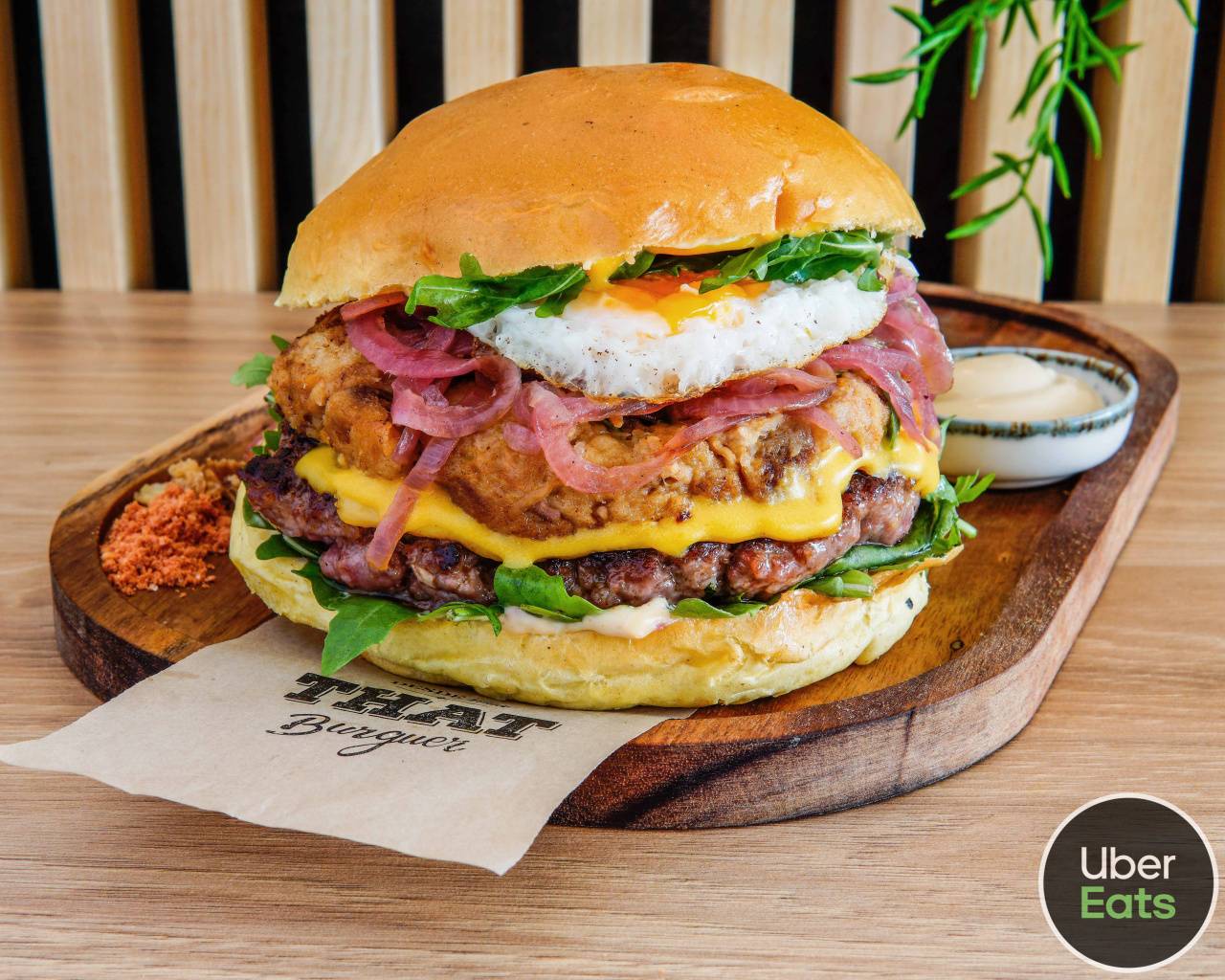 Hambúrguer do That Burguer servido numa tábua com batatas fritas