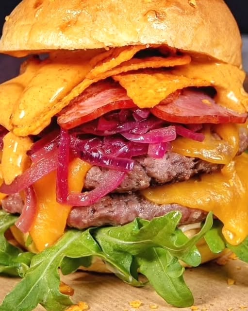 Hambúrguer do That Burguer com queijo e cebola roxa