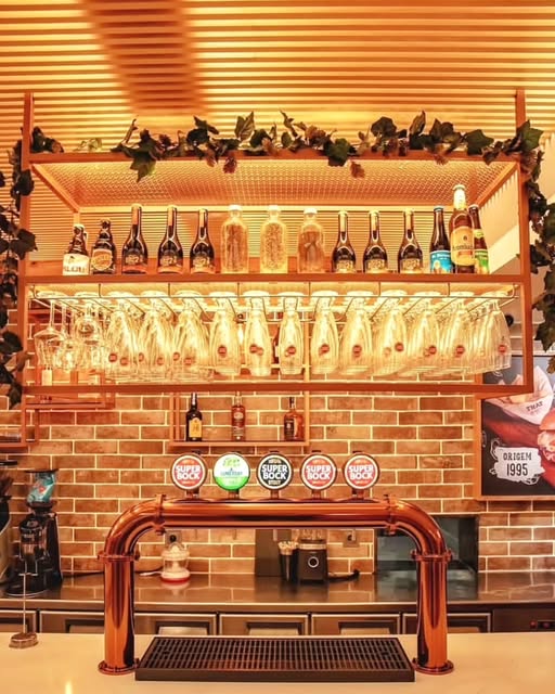 Interior do That Burguer: bar com garrafas, copos e torneiras de cerveja