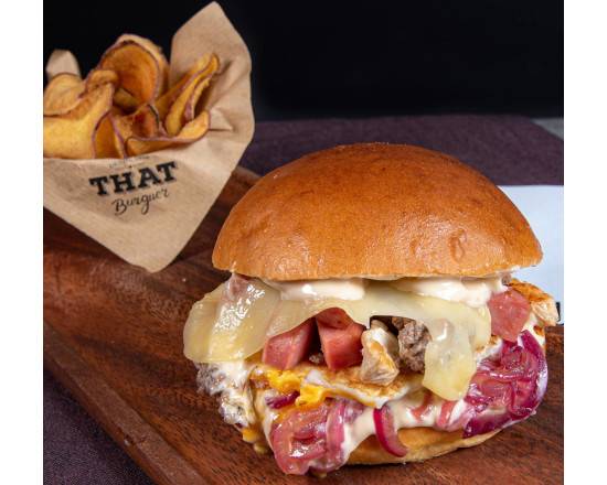 Hambúrguer do That Burguer servido com batatas fritas